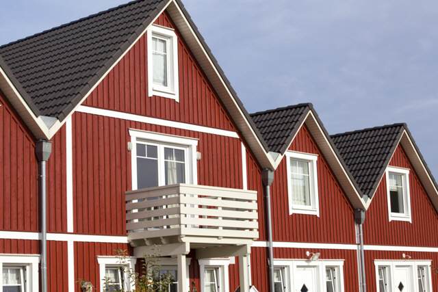 Reihenhaus in falunroter Schwedenfarbe