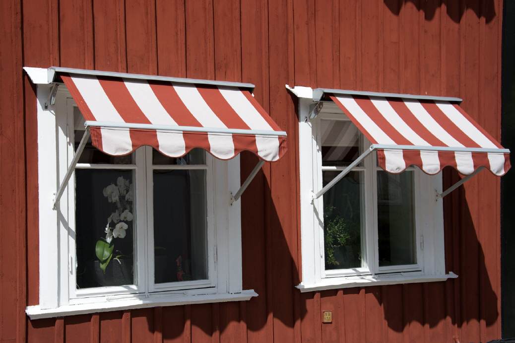 BIOKAY - Schwedenfarbe zeigt bei jeder Belichtung einen anderen warmen Farbton